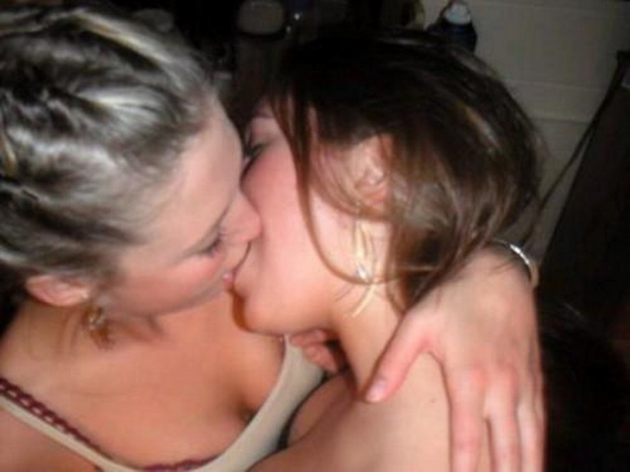 Amateur lesbian kisses 03