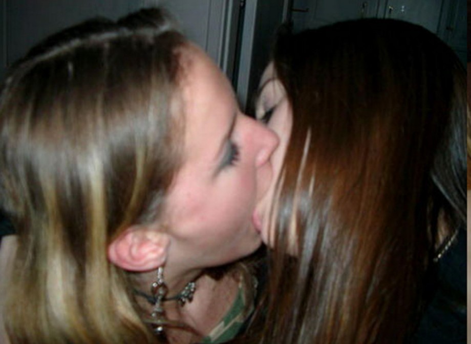 Amateur lesbian kisses 03