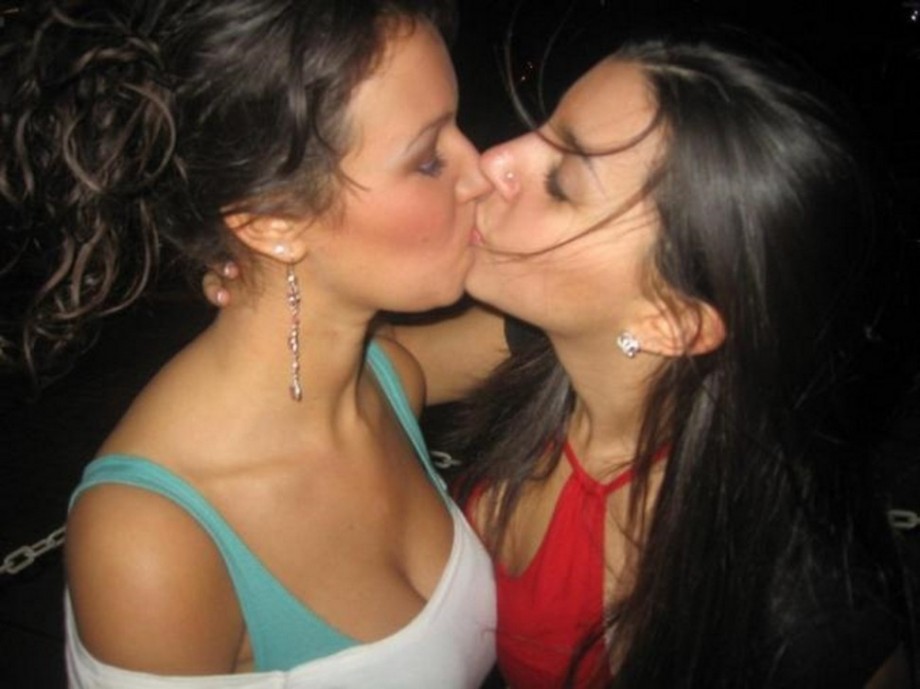 Amateur lesbian kisses 03