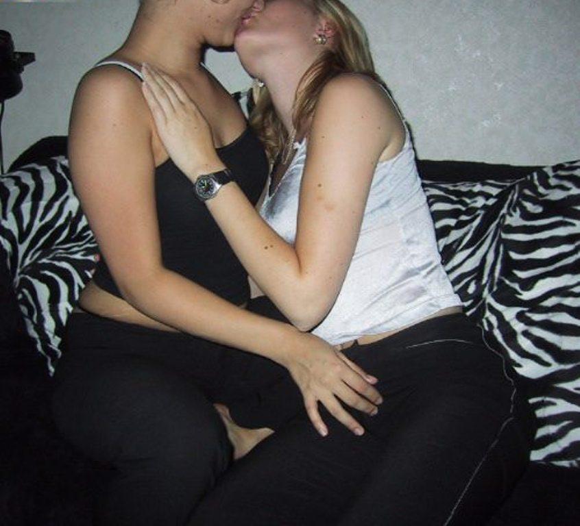 Amateur lesbian kisses 03