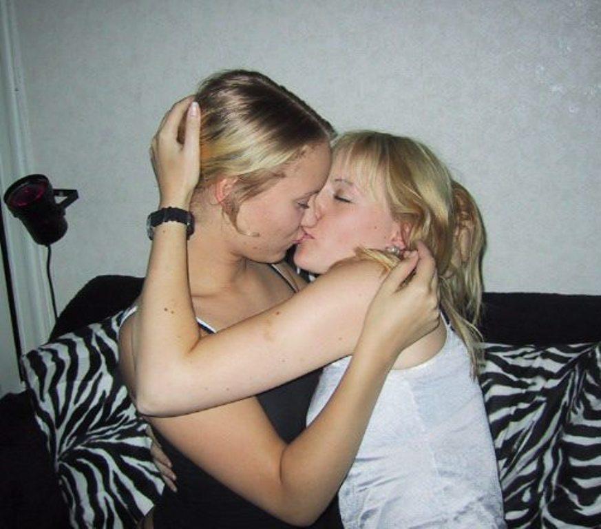 Amateur lesbian kisses 03