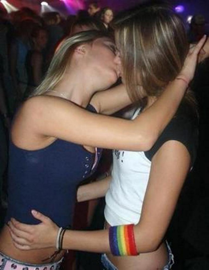 Amateur lesbian kisses 03