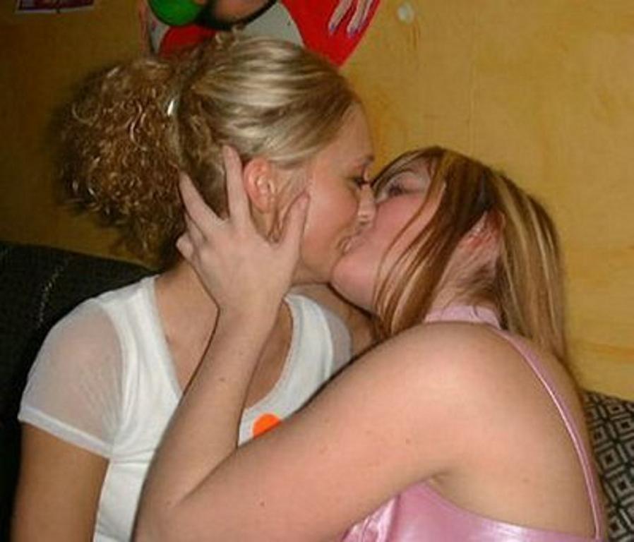 Amateur lesbian kisses 03