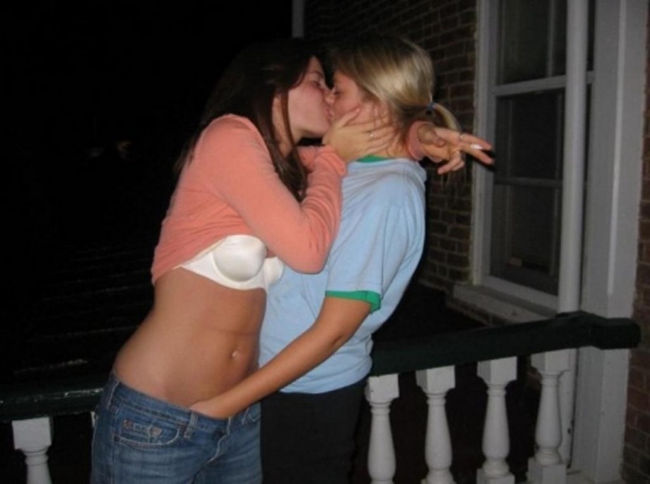 Amateur lesbian kisses 03