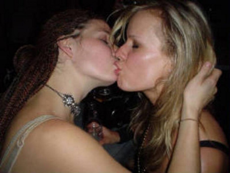 Amateur lesbian kisses 03