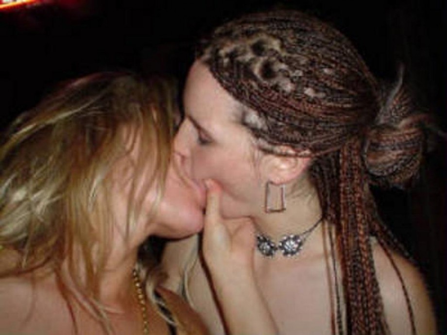 Amateur lesbian kisses 03