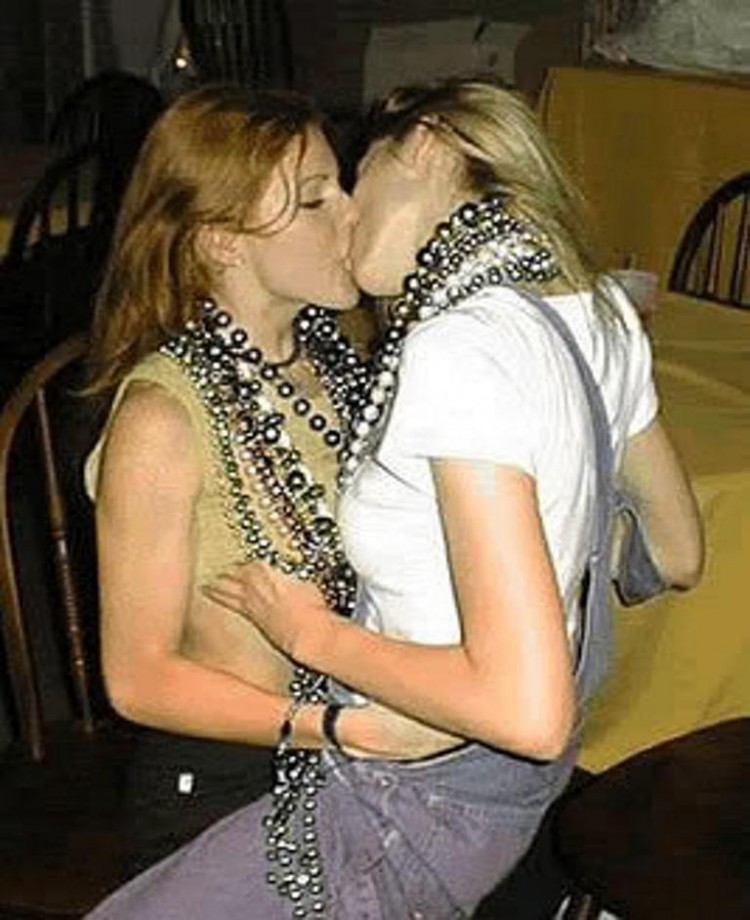 Amateur lesbian kisses 03