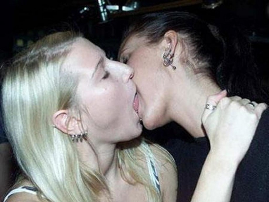 Amateur lesbian kisses 03