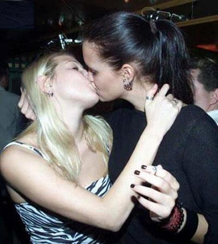 Amateur lesbian kisses 03