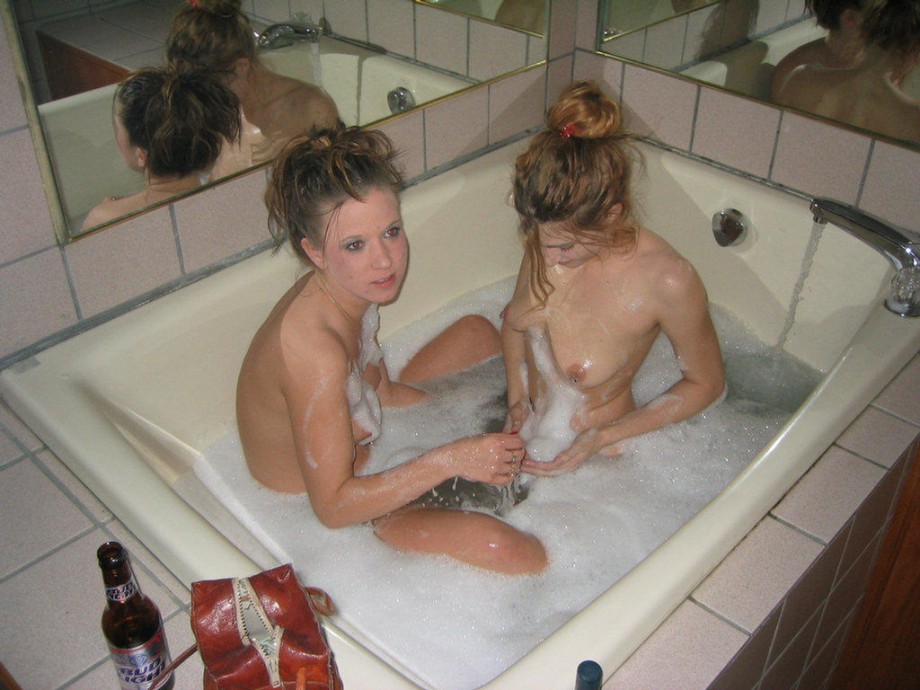 Pikotop - lesbians shaving in bathtub 