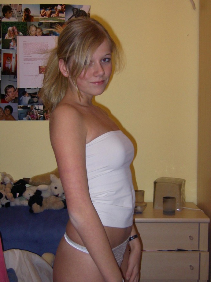 Hot teen gf posing 