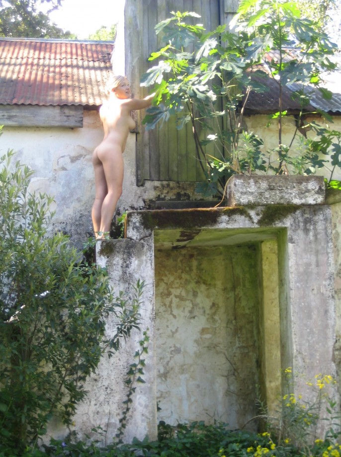 Blond pose in ruins