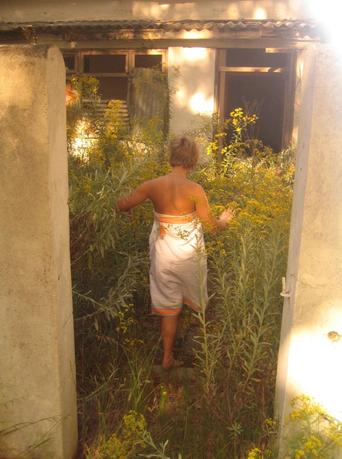 Blond pose in ruins