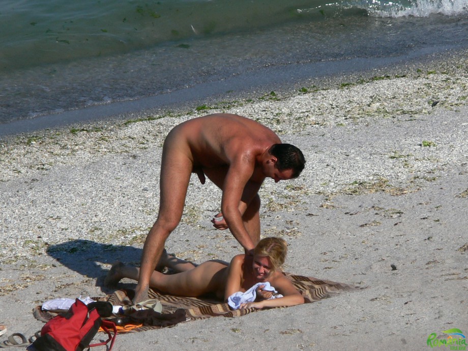 Pikotop - couple caught fucking on the beach