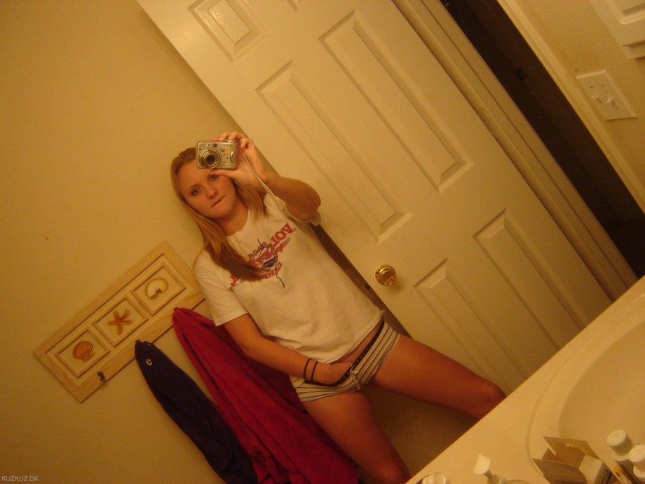 Selfshots - blonde show her naked body