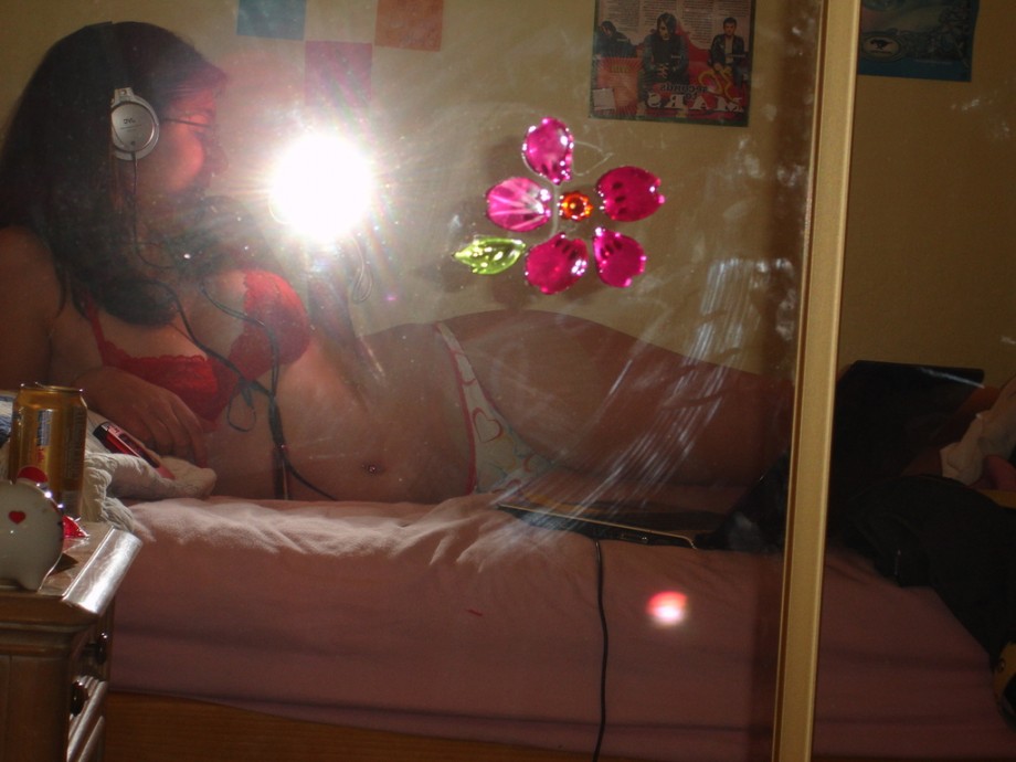 Selfshots - nice teengirl on the bed