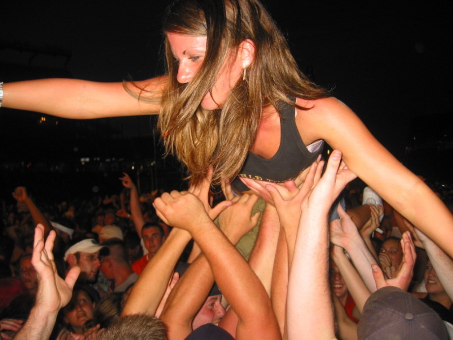 Amateur girls on concert to show boobs