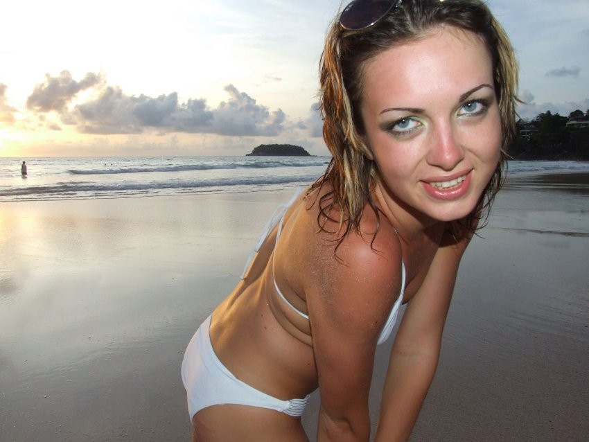 Beauty girl poses on beach