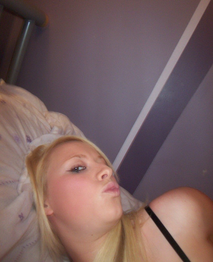 Selfshot blond in purple room