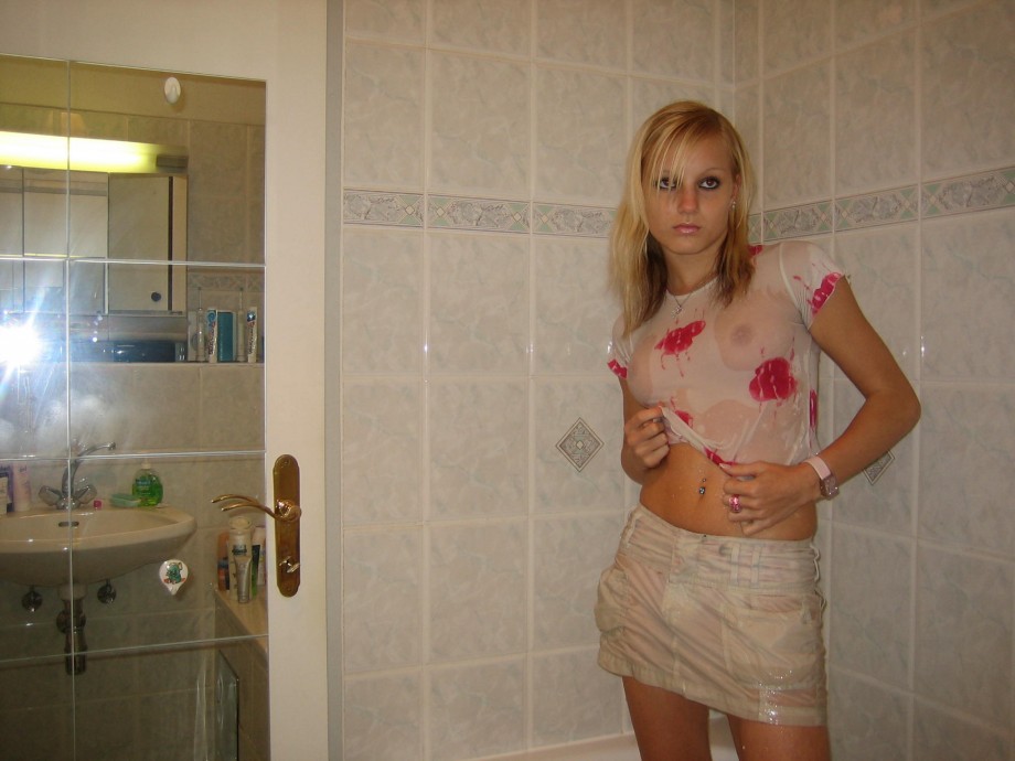 Pikotop - pose in bathroom