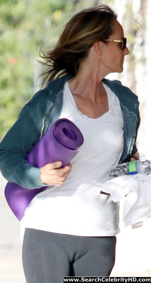 Helen hunt's massive yoga pants cameltoe