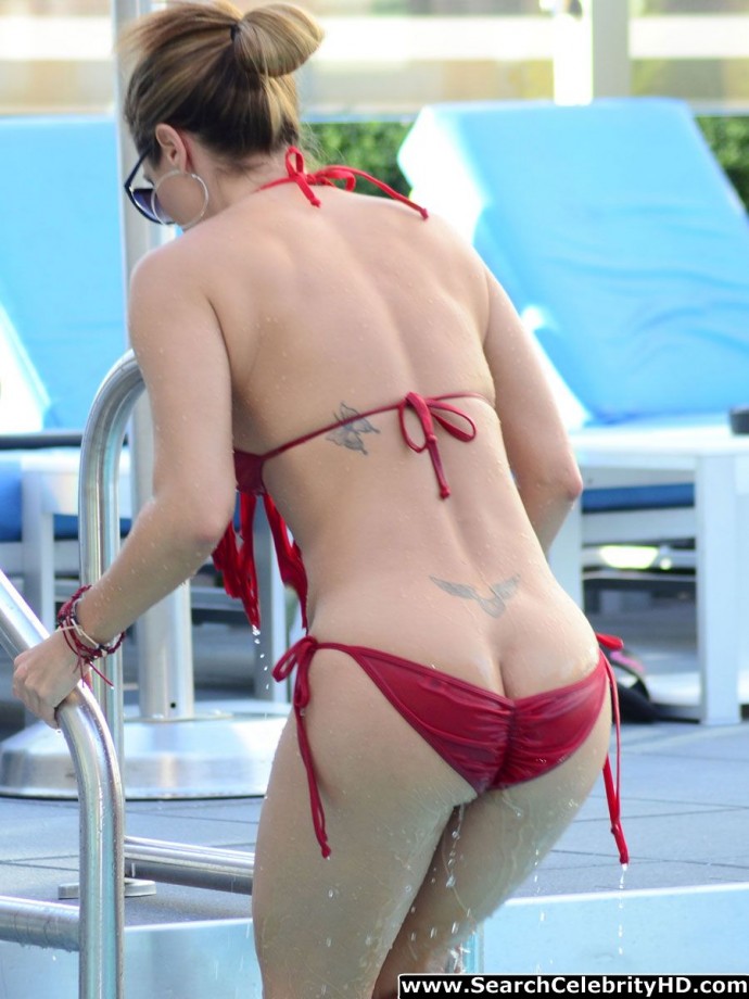 Jennifer nicole lee bikini bottom wardrobe malfunction poolside in miami