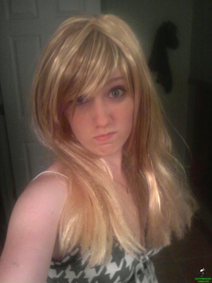 Horny emo teen girlfriend poses for some selfpics