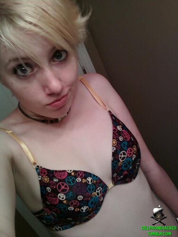 Horny emo teen girlfriend poses for some selfpics