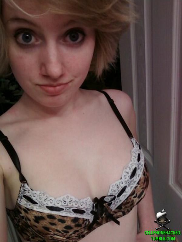 Horny emo teen girlfriend poses for some selfpics