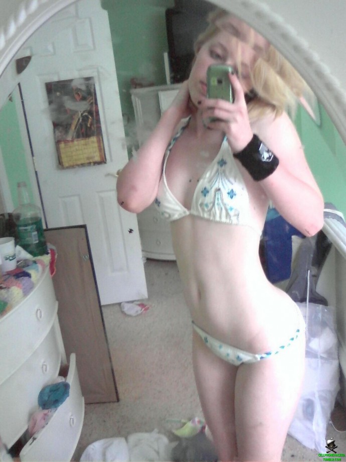 Horny emo teen girlfriend poses for some selfpics