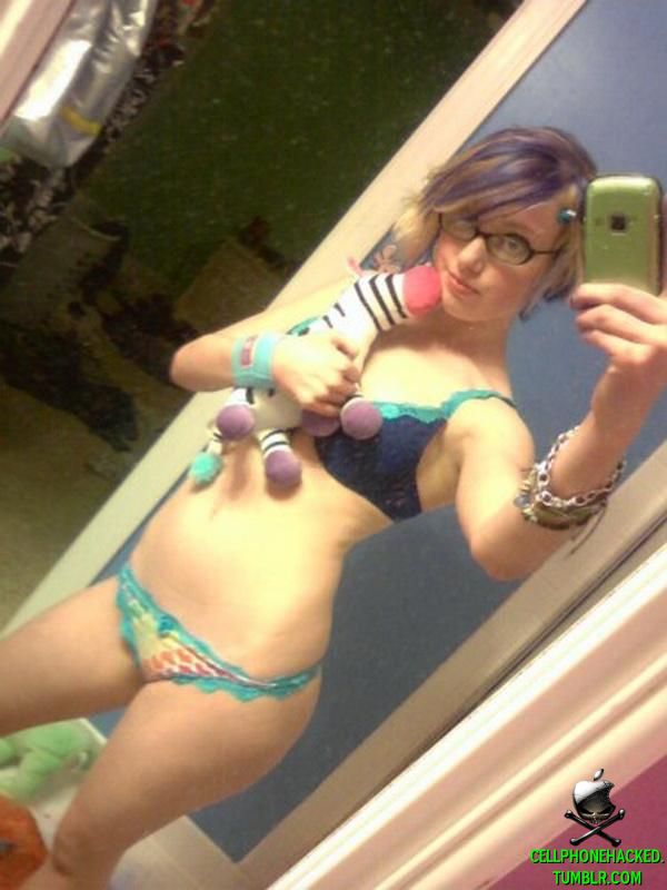 Horny emo teen girlfriend poses for some selfpics