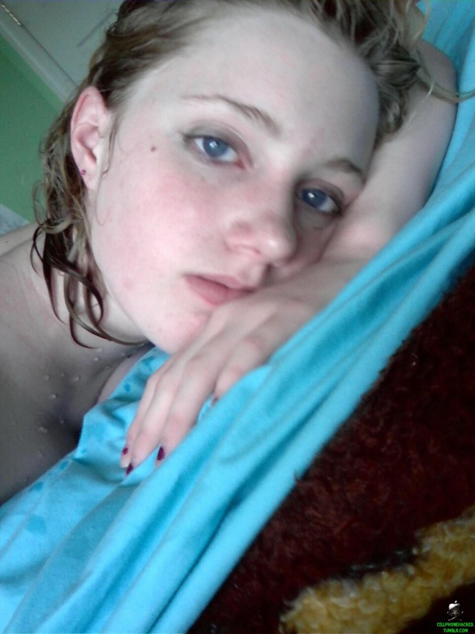 Horny emo teen girlfriend poses for some selfpics