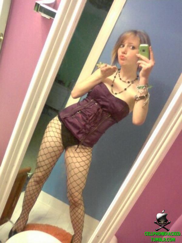 Horny emo teen girlfriend poses for some selfpics