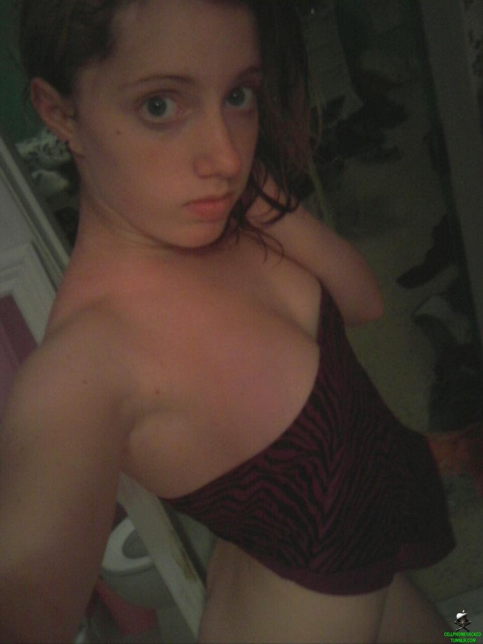 Horny emo teen girlfriend poses for some selfpics