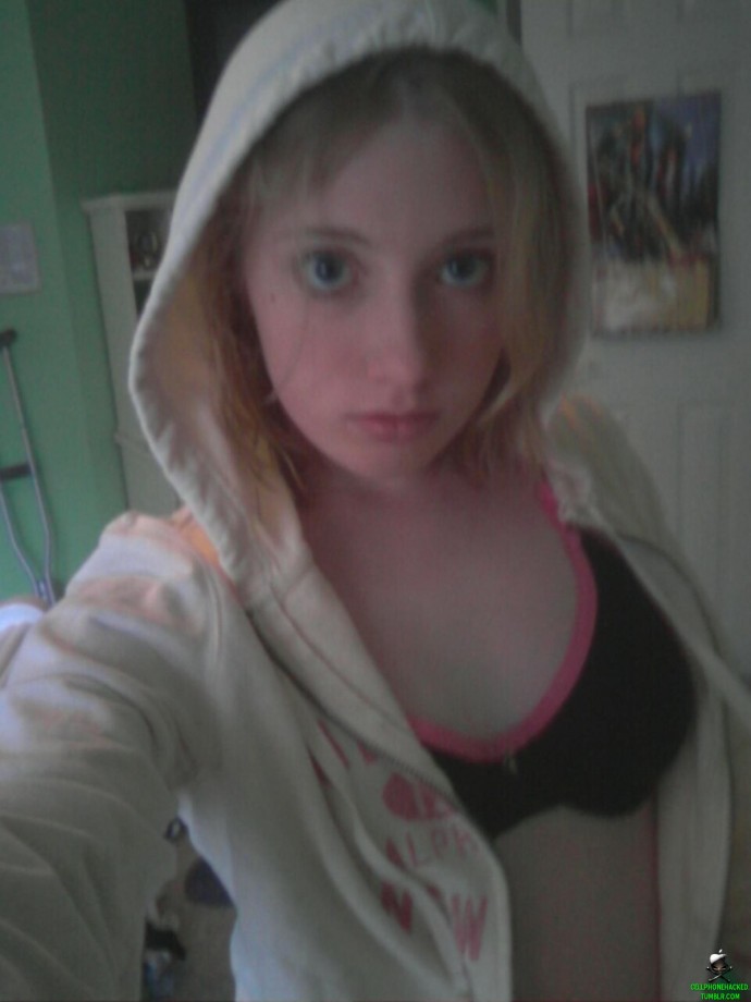 Horny emo teen girlfriend poses for some selfpics