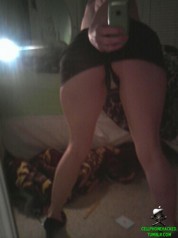 Horny emo teen girlfriend poses for some selfpics