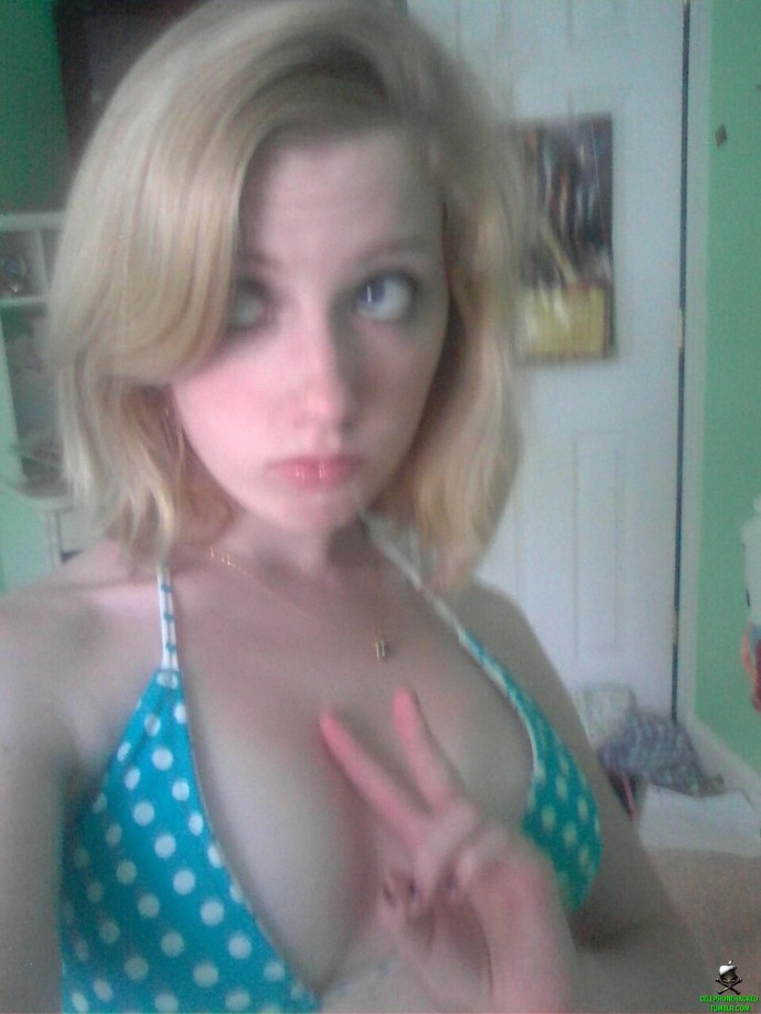 Horny emo teen girlfriend poses for some selfpics