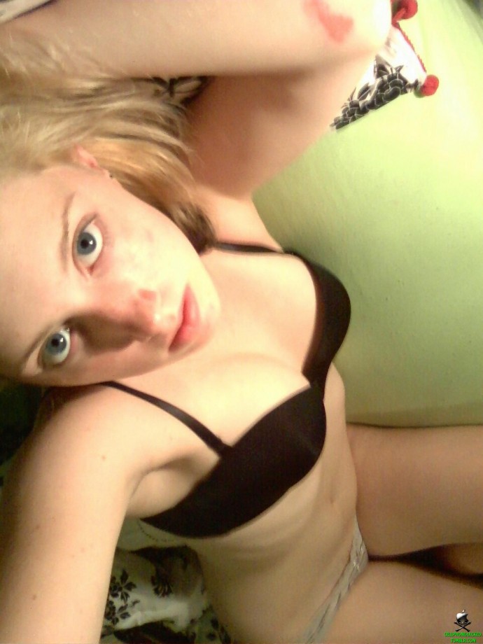 This horny emo teen girlfriend poses for some selfpics