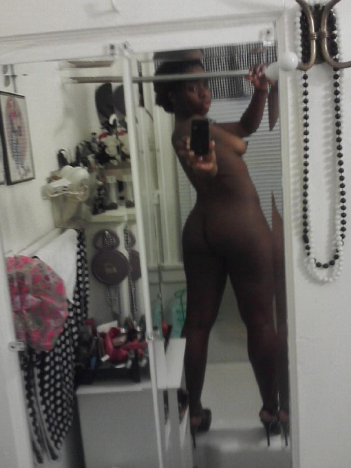 Ebony whore self-shooter