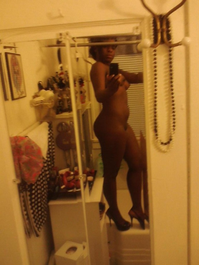 Ebony whore self-shooter