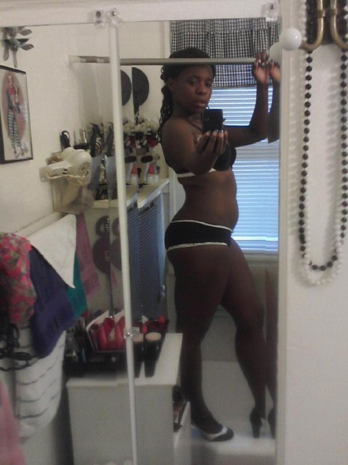 Ebony whore self-shooter