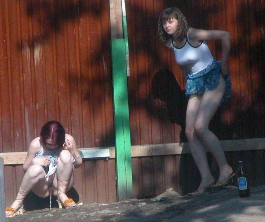 Pissing girls