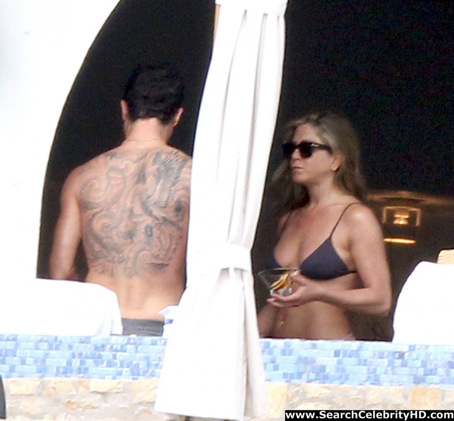 Jennifer aniston - bikini candids in los cabos - celebrity