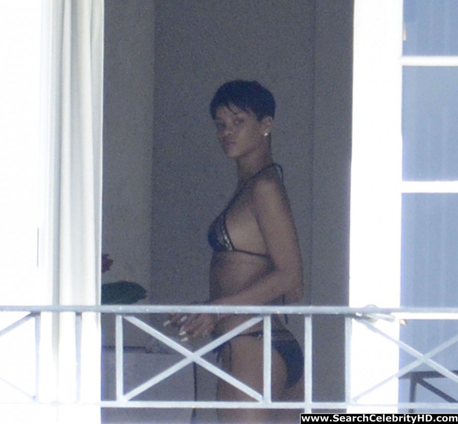 Rihanna naked ass and topless boobs candids through her balcony window - celebrity