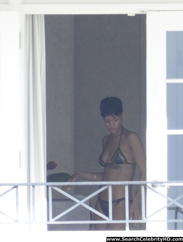 Rihanna naked ass and topless boobs candids through her balcony window - celebrity