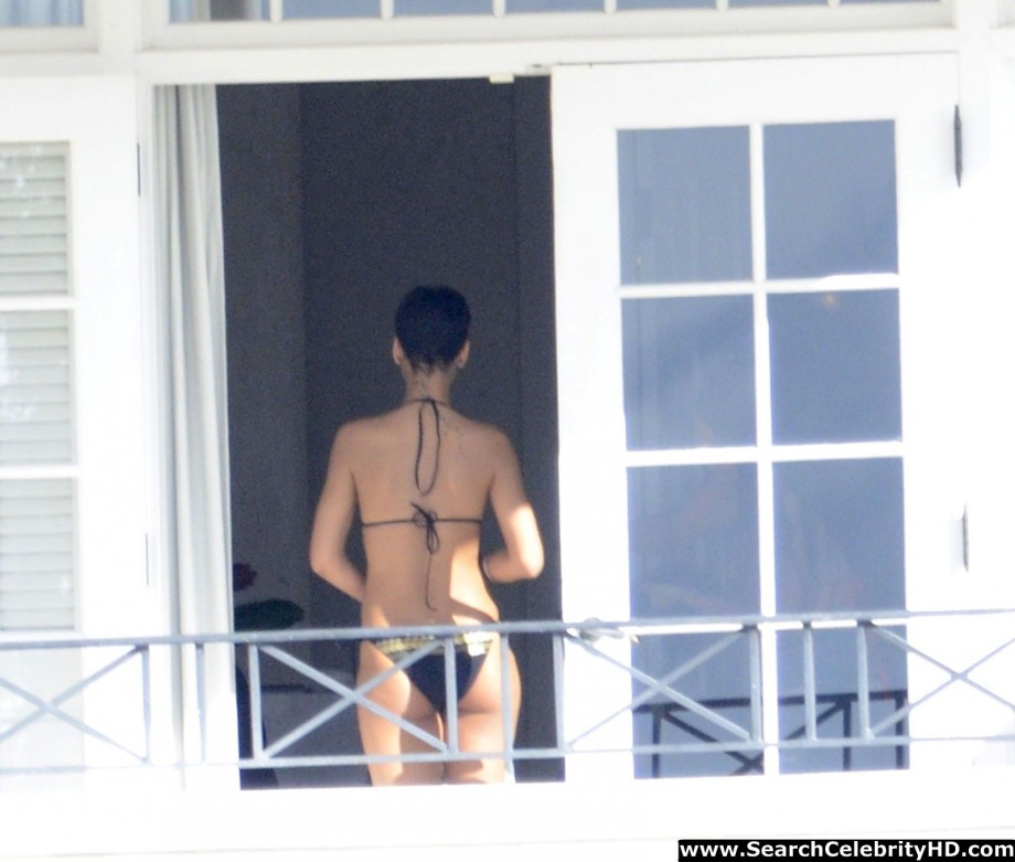 Rihanna naked ass and topless boobs candids through her balcony window - celebrity