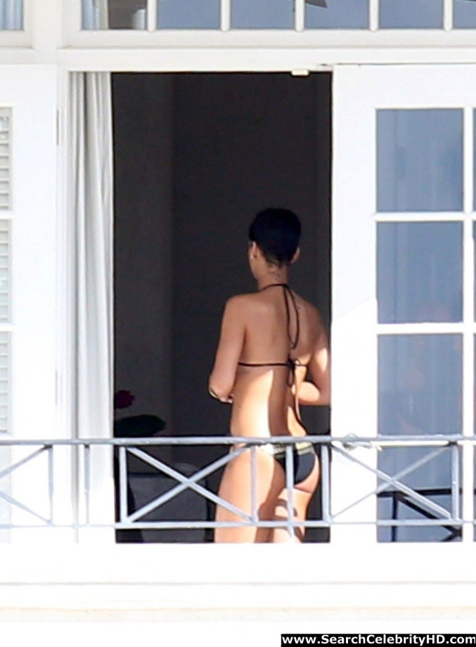 Rihanna naked ass and topless boobs candids through her balcony window - celebrity