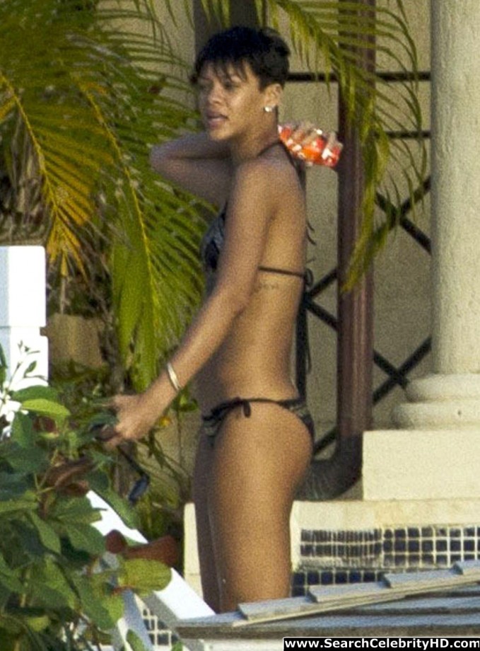 Rihanna naked ass and topless boobs candids through her balcony window - celebrity