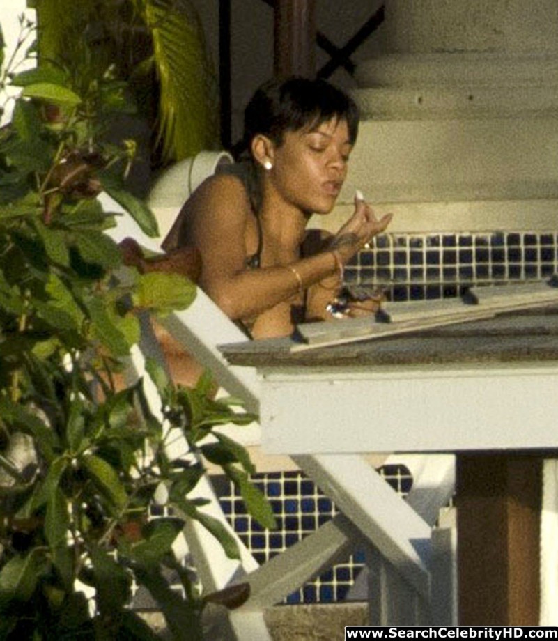 Rihanna naked ass and topless boobs candids through her balcony window - celebrity