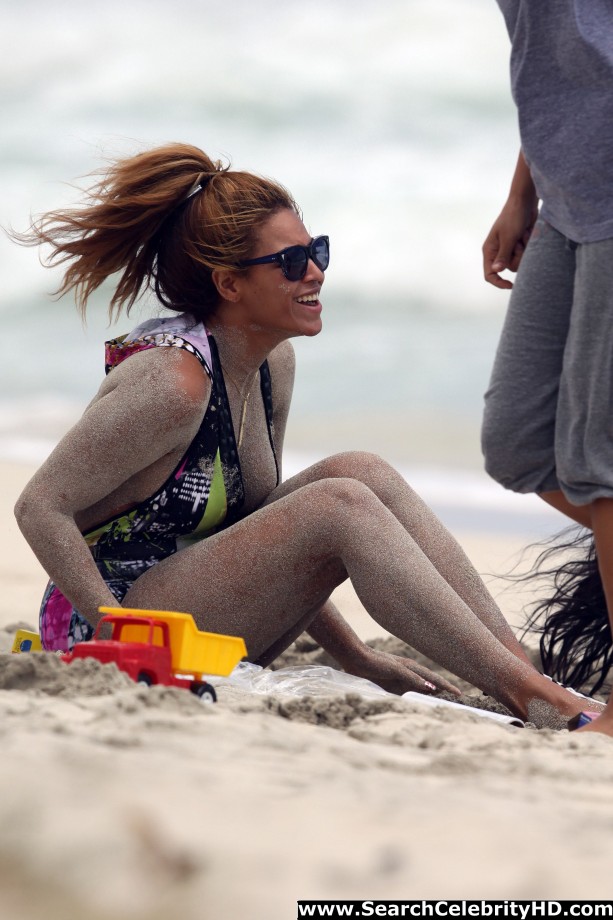 Beyonce - nipslip candids at the beach in hawaii - celebrity